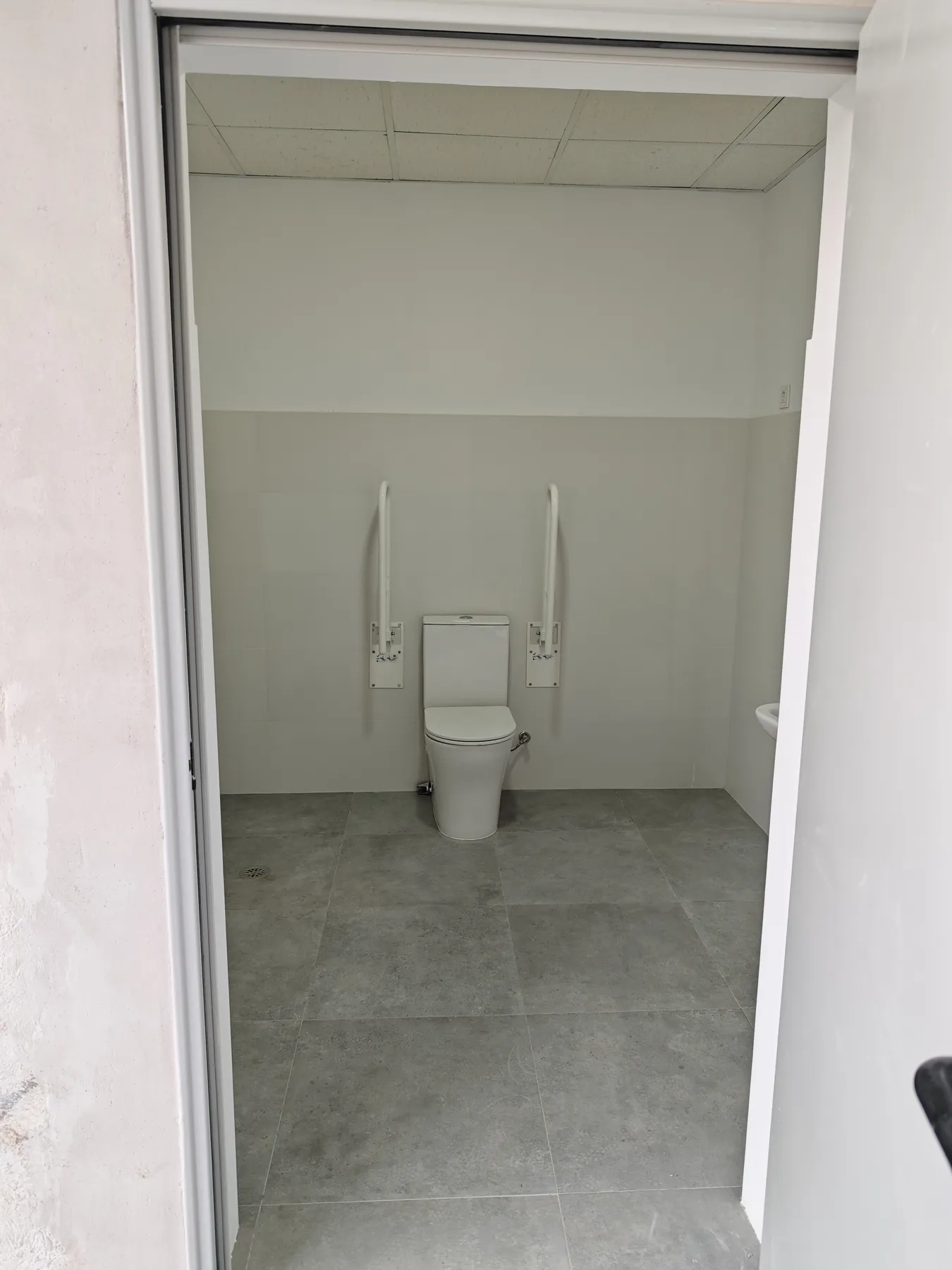 Baño adaptado a normativa de accesibilidad