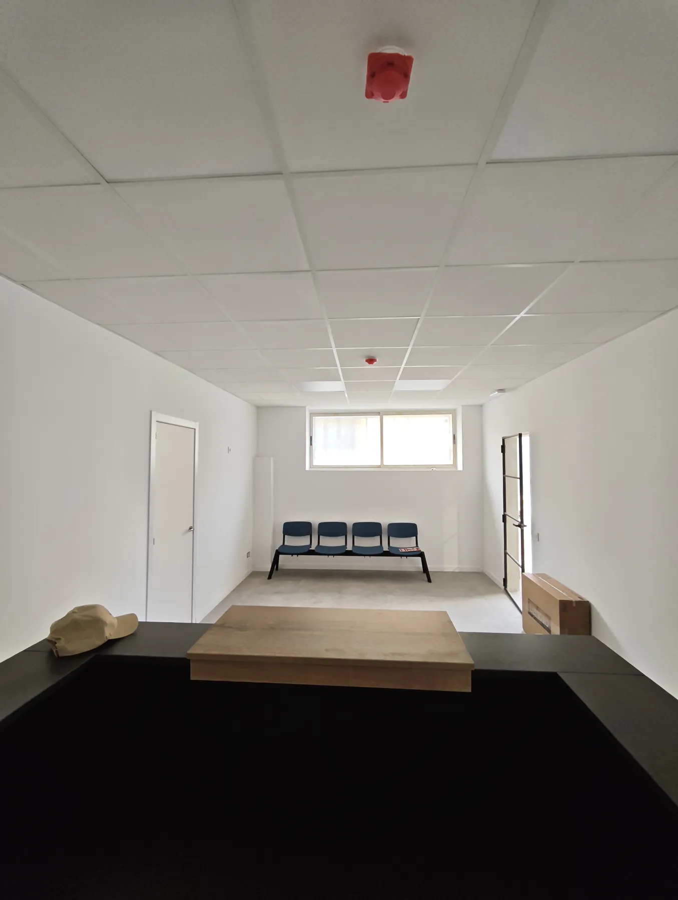 Sala de espera con falso techo registrable y detección de incendios