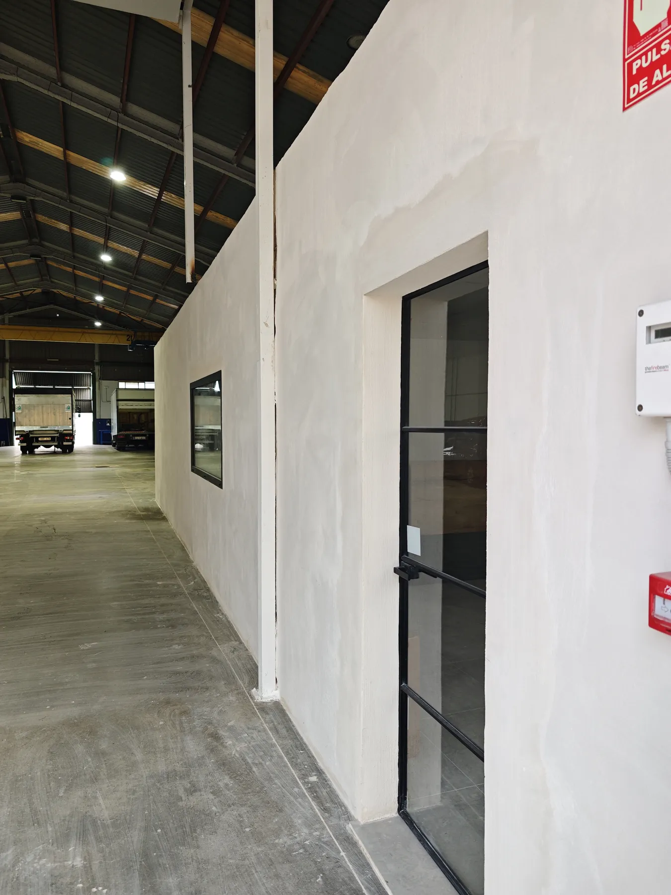 Oficinas construidas dentro de una nave industrial en Valencia