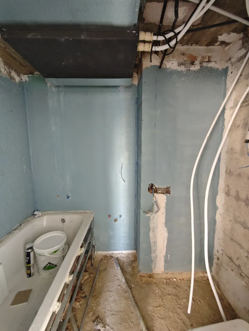 Baño antiguo desmontado: se ven las tuberías viejas