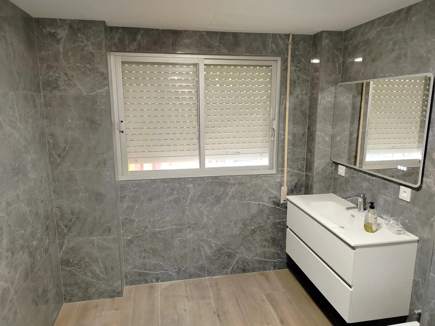Baño terminado con fontanería nueva