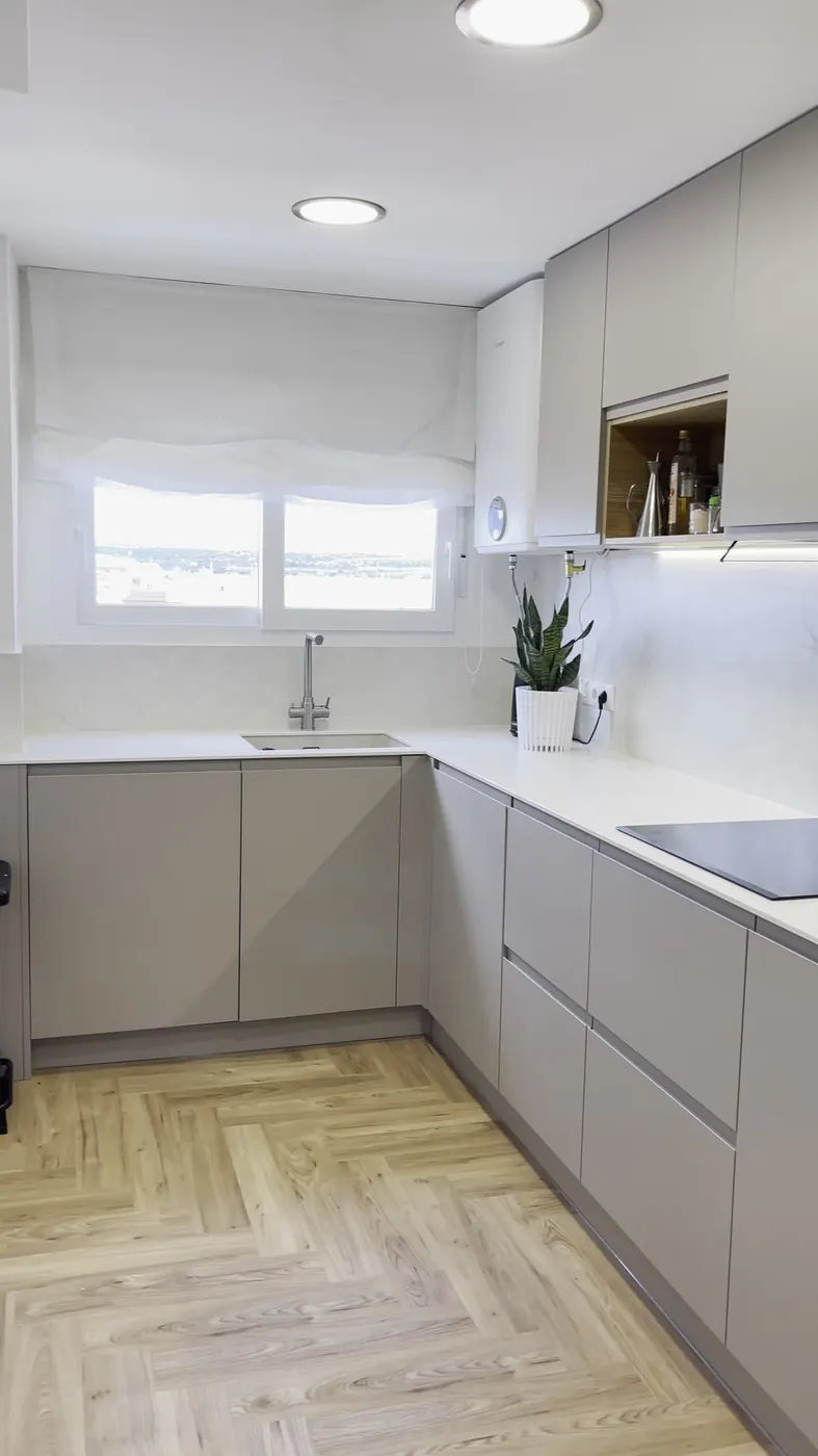 Cocina con tomas nuevas de agua