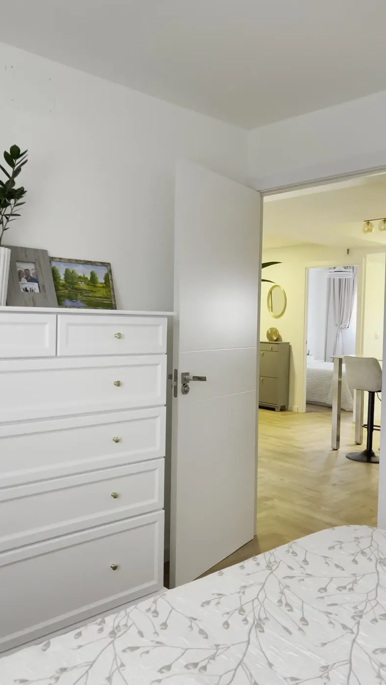 Dormitorio con paredes lisas y pintadas