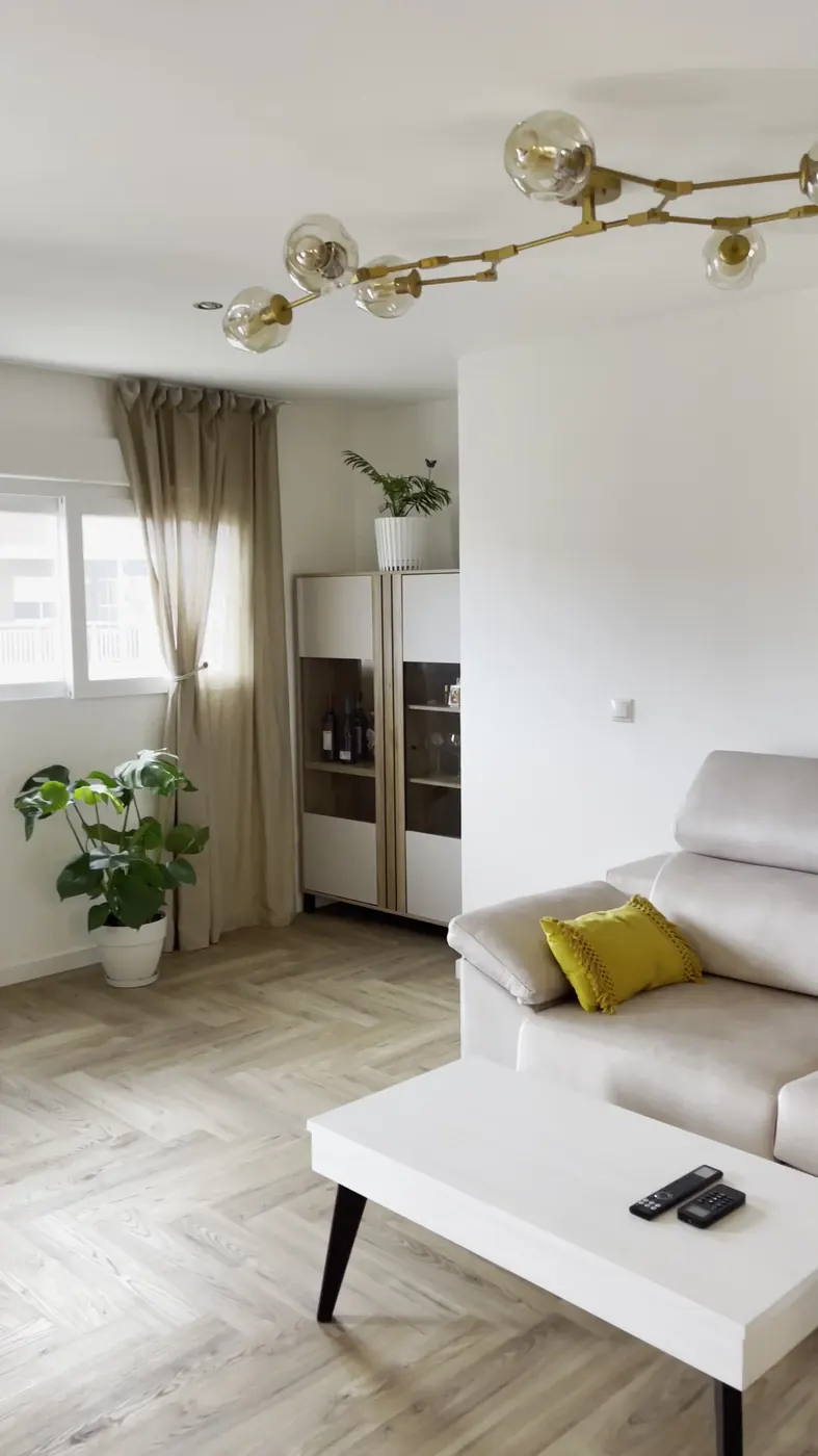 Salón tras alisado y pintura