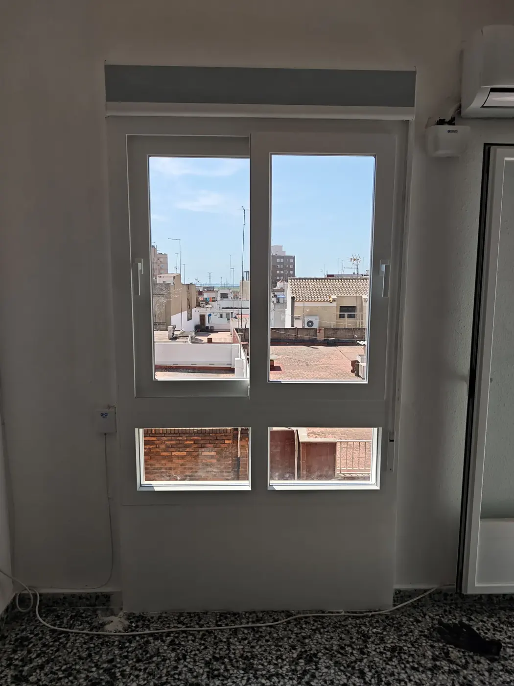 Ventana nueva con persiana