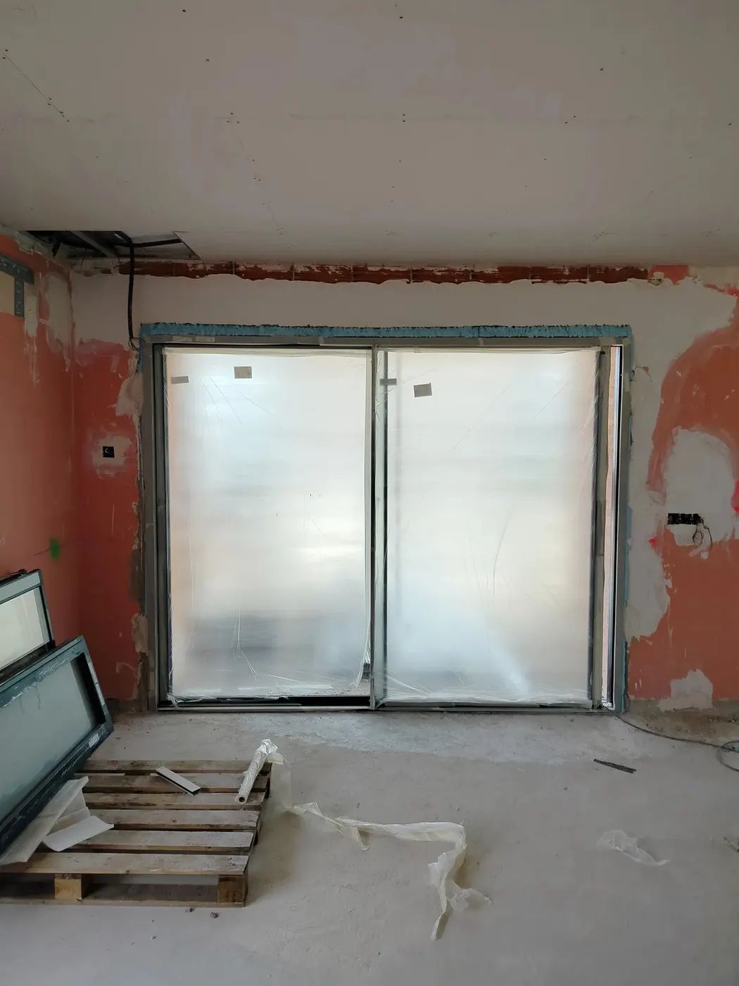 Puerta balconera durante la instalación